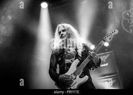 Norwegen, Oslo - September 27., 2018. Die britische heavy metal band Sächsische führt ein Live Konzert am Rockefeller in Oslo. Hier Gitarrist Doug Scarratt wird gesehen, live auf der Bühne. (Foto: Gonzales Foto - Terje Dokken). Stockfoto