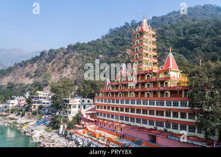 Rishikesh Indien. 10. Januar 2018. Wunderschöne Aussicht auf Tera Manzil Tempel, Trayambakeshwar in Rishikesh. Der Tempel ist ähnlich einem Layer Cake auf der Co Stockfoto