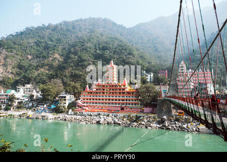 Rishikesh Indien. 10. Januar 2018. Schöne Aussicht von Ganga Flusses, Lakshman Jhula Brücke und Tera Manzil Tempel, Trayambakeshwar in Rishikesh Stockfoto