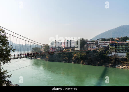 Ein Foto der Rishikesh Tal von der Lakshman Jhula Bügeleisen Hängebrücke über den Fluss Ganges in der heiligen Stadt Rishikesh, Indien. Stockfoto