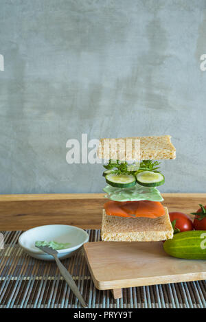 Lachs und Wasabi Mayonnaise sandwich Zutaten schweben in der Luft Stockfoto