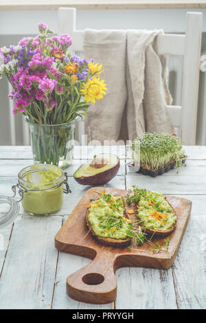 Zwei Scheiben Brot mit Avocado Creme und Nachos Stockfoto