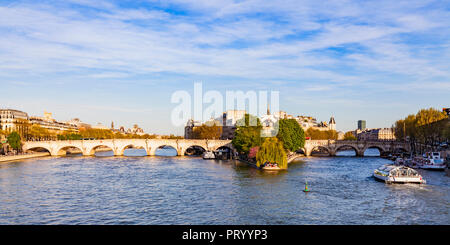 Frankreich, Paris, Pont Neuf und touristische Bootsfahrt auf der Seine tiver Stockfoto