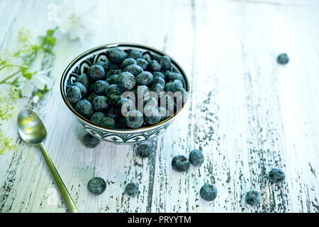 Schüssel mit Heidelbeeren Stockfoto