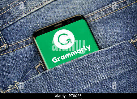 MONTREAL, KANADA - 4. OKTOBER 2018: Grammarly prüfen Logo und App auf einem Samsung S8-Bildschirm. Grammarly ist ein beliebter in englischer Sprache schreiben - Erweiterung s Stockfoto