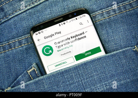 MONTREAL, KANADA - 4. OKTOBER 2018: Grammarly Grammatik prüfen Android mobile App auf s8 Bildschirm in eine Jeans Tasche. Grammarly ist eine englischsprachige writin Stockfoto