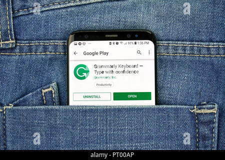 MONTREAL, KANADA - 4. OKTOBER 2018: Grammarly Grammatik prüfen Android mobile App auf s8 Bildschirm in eine Jeans Tasche. Grammarly ist eine englischsprachige writin Stockfoto