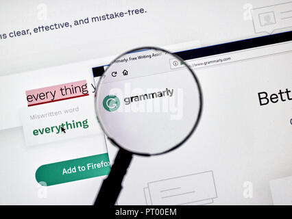 MONTREAL, KANADA - 4. OKTOBER 2018: Grammarly prüfen Webseite auf einem PC-Bildschirm unter der Lupe. Grammarly ist ein beliebter in englischer Sprache schreiben - en Stockfoto