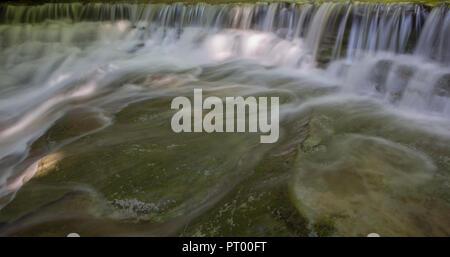 Ein Wasserfall fotografierte mit SLOW-SHUTTER-speed in Letchworth State Park im Staat New York im Sommer. Stockfoto