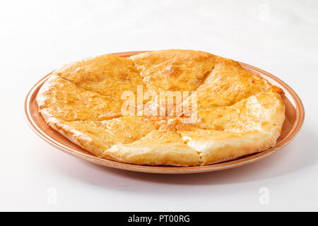 Khachapuri - ein traditionelles georgisch-armenisches Gericht mit Käse gefülltem Fladenbrot auf weißem Hintergrund. Stockfoto