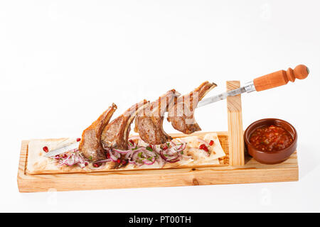 Khorovats - traditionelle armenische Lamm Kebab / Spieße Platte auf Holzbrett. Serviert auf Fladenbrot auf weißem Hintergrund. Stockfoto