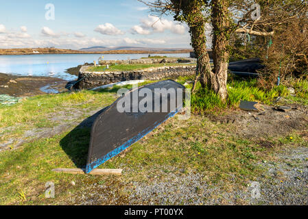 Roundstone, Connemara, Galway, Irland, 04/2018, heruntergekommene Fischerboote links nach Verfall neben der Bucht von Connemara. Stockfoto