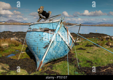 Roundstone, Connemara, Galway, Irland, 04/2018, heruntergekommene Fischerboote links nach Verfall neben der Bucht von Connemara. Stockfoto