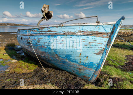 Roundstone, Connemara, Galway, Irland, 04/2018, heruntergekommene Fischerboote links nach Verfall neben der Bucht von Connemara. Stockfoto