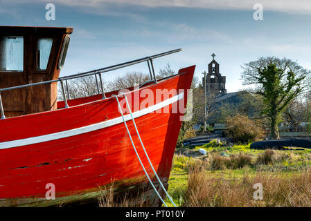 Roundstone, Connemara, Galway, Irland, 04/2018, heruntergekommene Fischerboote links nach Verfall neben der Bucht von Connemara. Stockfoto