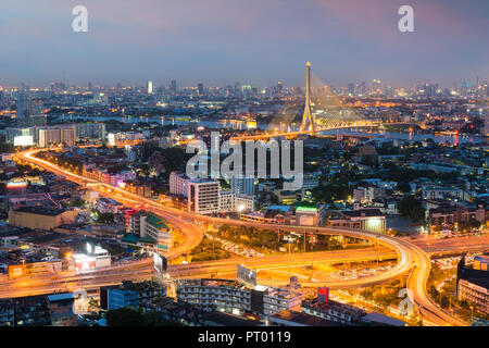 Bangkok Stadtbild in der Abenddämmerung. Landschaft von Bangkok business Gebäude in der Innenstadt herum. Modernes hohes Gebäude im Geschäftsviertel, in der Nacht in Thailand Stockfoto