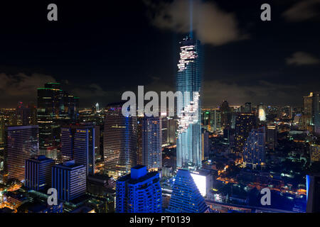 Bangkok Stadtbild in der Abenddämmerung. Landschaft von Bangkok business Gebäude in der Innenstadt herum. Modernes hohes Gebäude im Geschäftsviertel, in der Nacht in Thailand Stockfoto