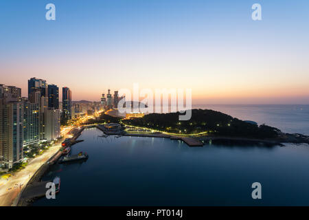 Sonnenaufgang am Haeundae Beach in Busan. Haeundae Beach ist der beliebteste Strand in Busan in Südkorea. Stockfoto
