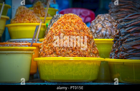 Arten schlangenkopf Fische sind auf dem Markt im Mekong Delta verkauft. Das ist eine Spezialität von Fischsauce, getrockneten Fisch in einer Region Giang, Vietnam Stockfoto