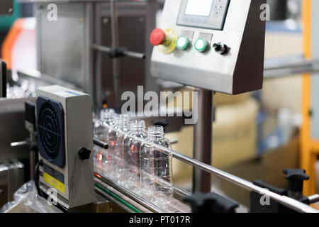 Klare Flaschen Transfer auf Förderband System. Industrie- und Fabrik mit Maschinentechnik Konzept. Stockfoto