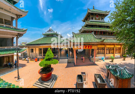 Touristen besuchen Ba Chua Xu Tempel für den Frieden für alle in der Familie Frieden im sonnigen Nachmittag zu beten. Stockfoto