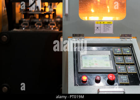 Industrielle Maschinensteuerung durch Programmierung logische Steuerung Automatische PET/Kunststoff Flasche Blasformmaschine arbeiten im Werk. Smart Factory mit 4. Stockfoto