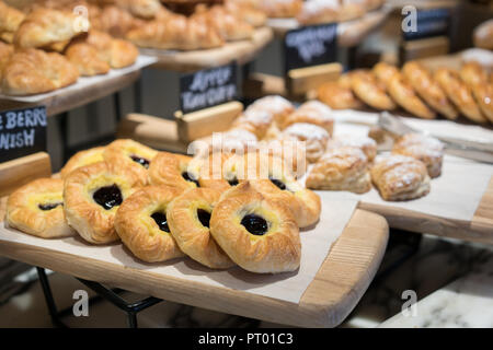Frühstück Linien unterschiedlicher Geschmack danishs, Brötchen und Muffins in der holztabletts im Hotel Restaurant Stockfoto