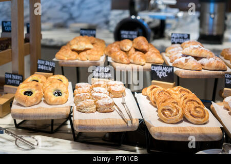 Frühstück Linien unterschiedlicher Geschmack danishs, Brötchen und Muffins in der holztabletts im Hotel Restaurant Stockfoto