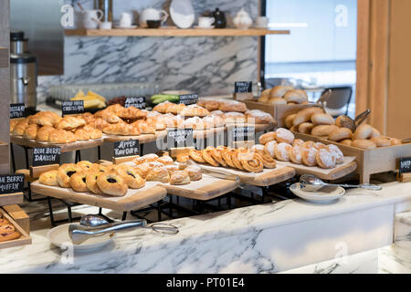 Frühstück Linien unterschiedlicher Geschmack danishs, Brötchen und Muffins in der holztabletts im Hotel Restaurant Stockfoto