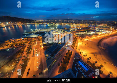 Barcelona Stadt und Hafen, öffentliche Promenade und Seilbahn in Barceloneta in Abend in Barcelona, Katalonien, Spanien Stockfoto