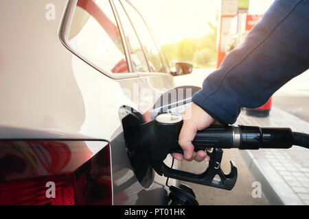 Auto tanken an der Tankstelle. Mann pumpen Benzin Öl. Dieses Bild kann für die Automobilindustrie oder Transport Konzept verwendet werden. Stockfoto