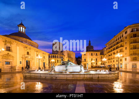 Brunnen Rio Turia auf Quadrat von der Jungfrau Maria, die Kathedrale von Valencia, Basilika Virgen, der hilflos in der Nacht in Valencia, Spanien. Stockfoto