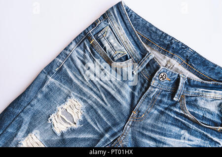 Die Vorderseite der Vintage Denim Blue Jeans Textur mit einigen zerrissen, zerstört und Teilen, Close-up. Stockfoto