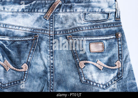 Rückseite der Denim Blue Jeans Textur mit Tasche, Naht, Nähen detail und leer Leder Banner. Stockfoto