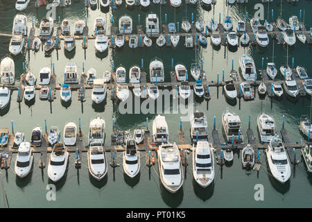 Yatch Hafen Marina Pier und Bootsdock England Yatchs und Schiffe warten auf das offene Meer. Antenne drone Ansicht gerade nach unten oben T-Kopf suchen. Stockfoto