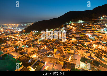 Gamcheon Kultur Dorf mit Häusern in Treppe gebildet - Mode auf dem Ausläufer einer küstengebirge in der Nacht in Busan, Südkorea. Stockfoto