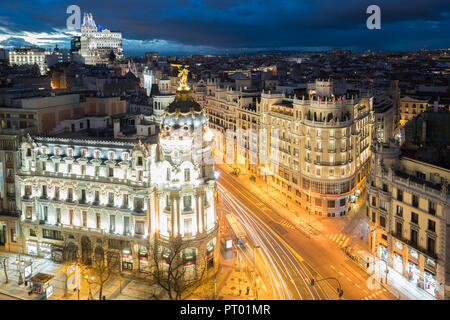 Auto und Verkehr Lichter auf Gran via Street, der Haupteinkaufsstraße in Madrid bei Nacht. Spanien, Europa. Lanmark in Madrid, Spanien Stockfoto