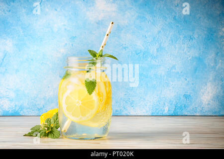 Coctail Glas Limonade und Minze auf Holztisch blauen Hintergrund natürlicher Zitrone Wasser hausgemachtes Essen ist beliebt Entgiftung Getränke Glas von antioxidativen Infusion. Stockfoto