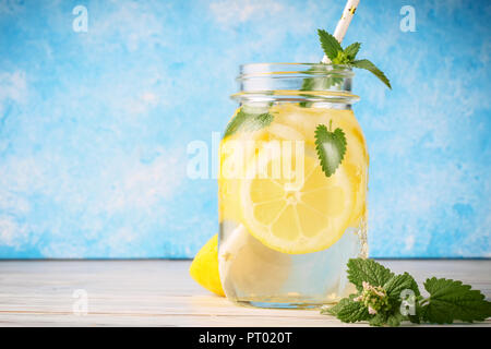 Coctail Glas Limonade und Minze auf Holztisch blauen Hintergrund natürlicher Zitrone Wasser hausgemachtes Essen ist beliebt Entgiftung Getränke Glas von antioxidativen Infusion. Stockfoto
