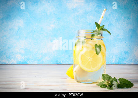 Coctail Glas Limonade und Minze auf Holztisch blauen Hintergrund natürlicher Zitrone Wasser hausgemachtes Essen ist beliebt Entgiftung Getränke Glas von antioxidativen Infusion Stockfoto