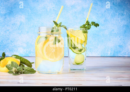 Satz von zwei populäre Diät Entgiftung Getränke für die Reinigung Antioxidans Gurken Wasser und Limonade mit Minze hausgemachte Speisen Konzept Stockfoto