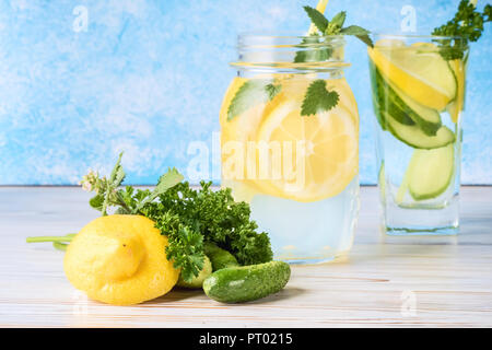 Satz von zwei populäre Diät Entgiftung Getränke für die Reinigung Antioxidans Gurken Wasser und Limonade mit Minze hausgemachte Speisen Konzept Stockfoto