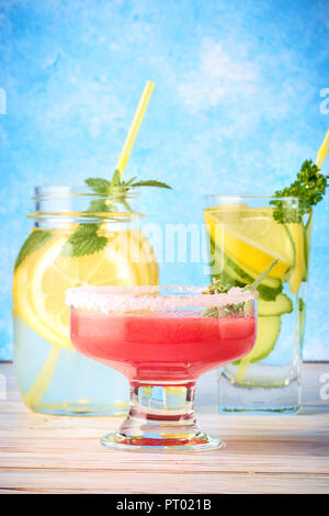 Drei populäre Diät Entgiftung Getränke für die Reinigung Antioxidans Smoothie aus roten Wassermelone, Gurken Wasser und Limonade mit Minze hausgemachte Speisen Konzept Stockfoto