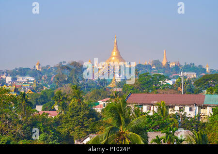 Der Blick von der auf goldenen Pagode des mittelalterlichen Shwedagon Tempel, auf der Spitze des Singuttara Hügel in Yangon, Myanmar. Stockfoto