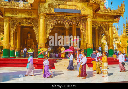 YANGON, MYANMAR - 27. FEBRUAR 2018: Die feierliche Prozession am novitiation Zeremonie der Shinbyu oder Shinpyu (pabbajja), Kennzeichnung samanera monastischen ordina Stockfoto