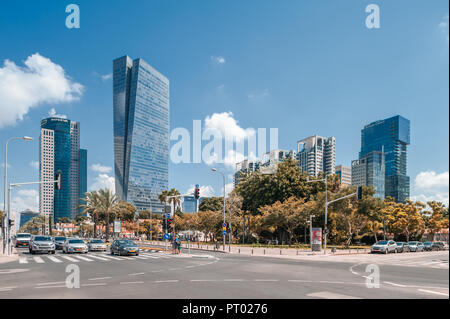 - 08.September 2018: sarona Sarona Gärten - Azrieli Tower von Moshe Tzur im Hintergrund konzipiert Stockfoto