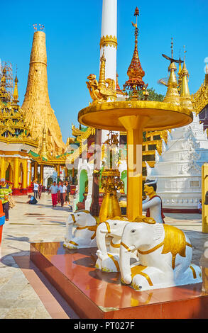 YANGON, MYANMAR - Februar 27, 2018: religiöse Statuen von Elefanten auf Shwedagon Pagode ist am Tor am Eingang, am 27. Februar in Yangon Stockfoto