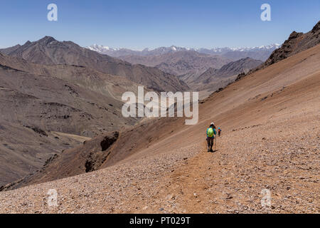 Tückischen Abstieg in das Tal von Madyan 4.750 Meter Gumbezkul Pass in dem abgelegenen Tal, Gorno-Badakhshan Pshart Autonome Region, Tadschikistan. Stockfoto