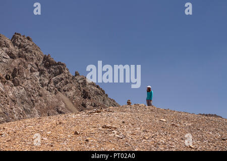 Trekker Silhouette auf der Oberseite des 4.750 Meter Gumbezkul Pass in dem abgelegenen Tal, Gorno-Badakhshan Pshart Autonome Region, Tadschikistan. Stockfoto