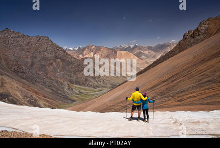 Trekker feiern eine erfolgreiche Besteigung des 4.750 Meter Gumbezkul Pass in dem abgelegenen Tal, Gorno-Badakhshan Pshart Autonome Region, Tadschikistan. Stockfoto